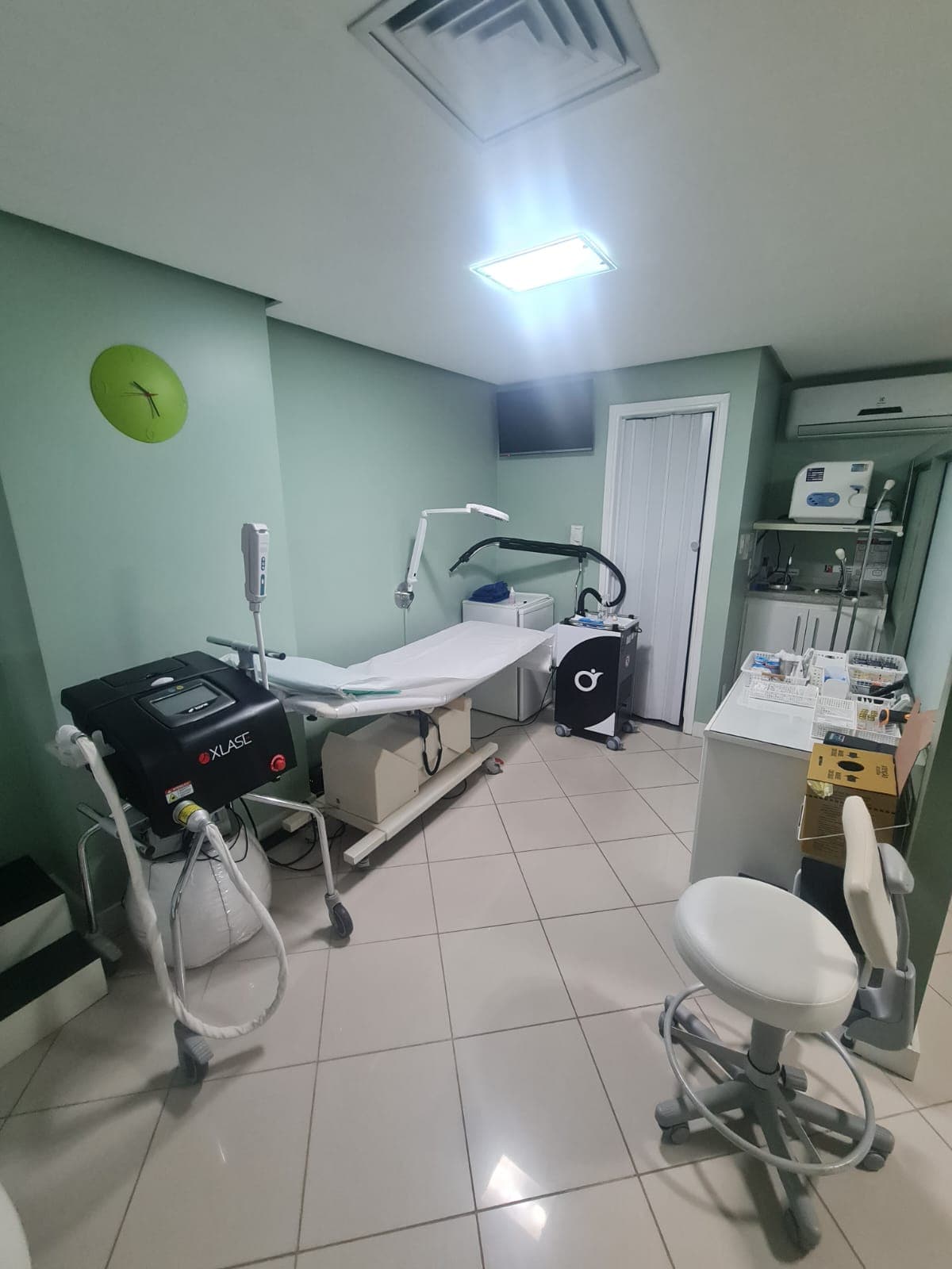 Sala de procedimentos equipada com tecnologia de ponta